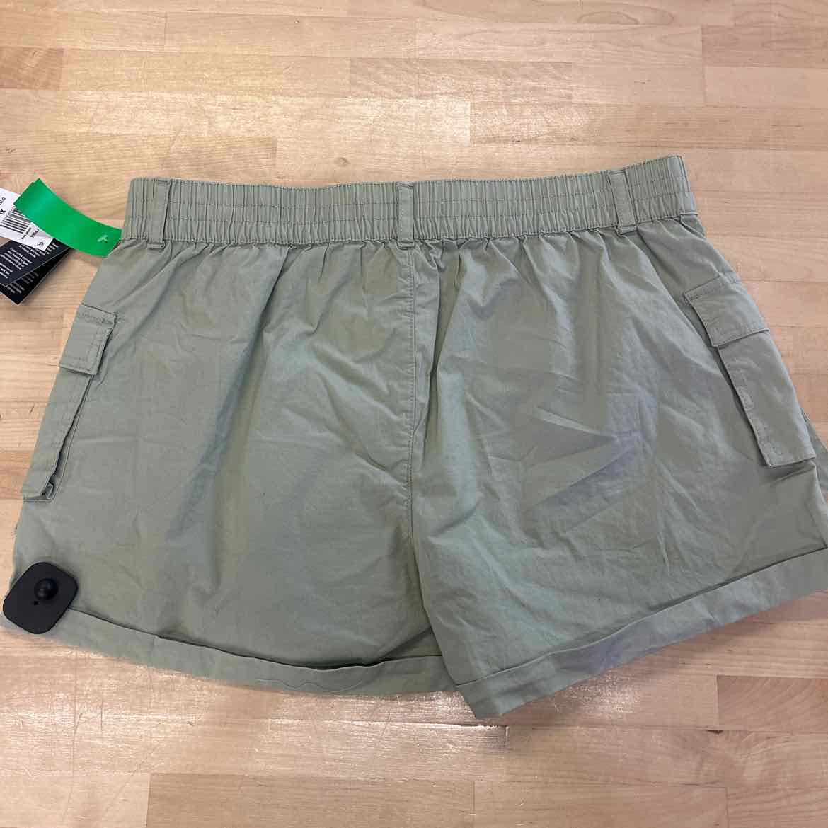 Celebrity pink Women Size XL Green New Shorts