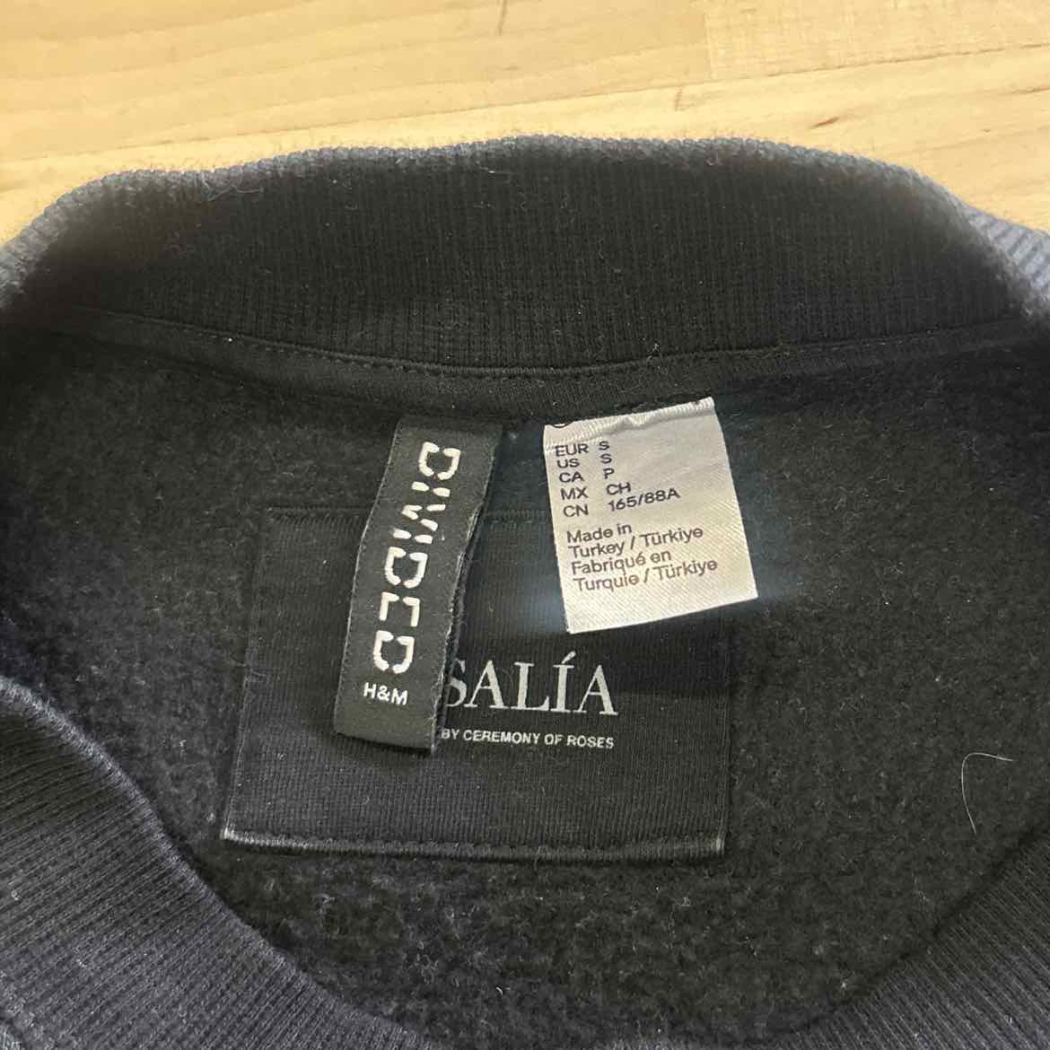 Divided Size S Black Preloved Sweatshirt
