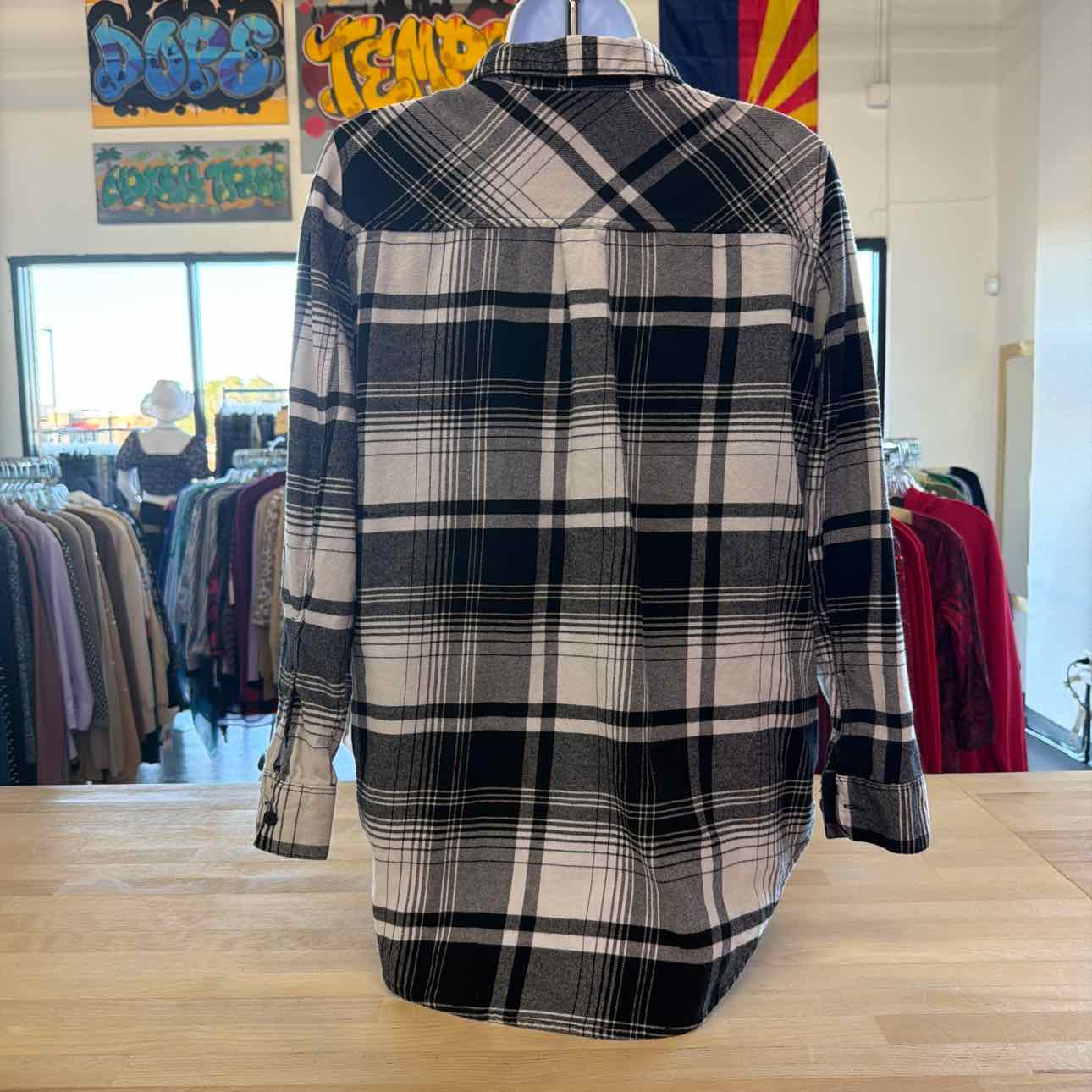 Divided Size 6 Black Preloved flannel
