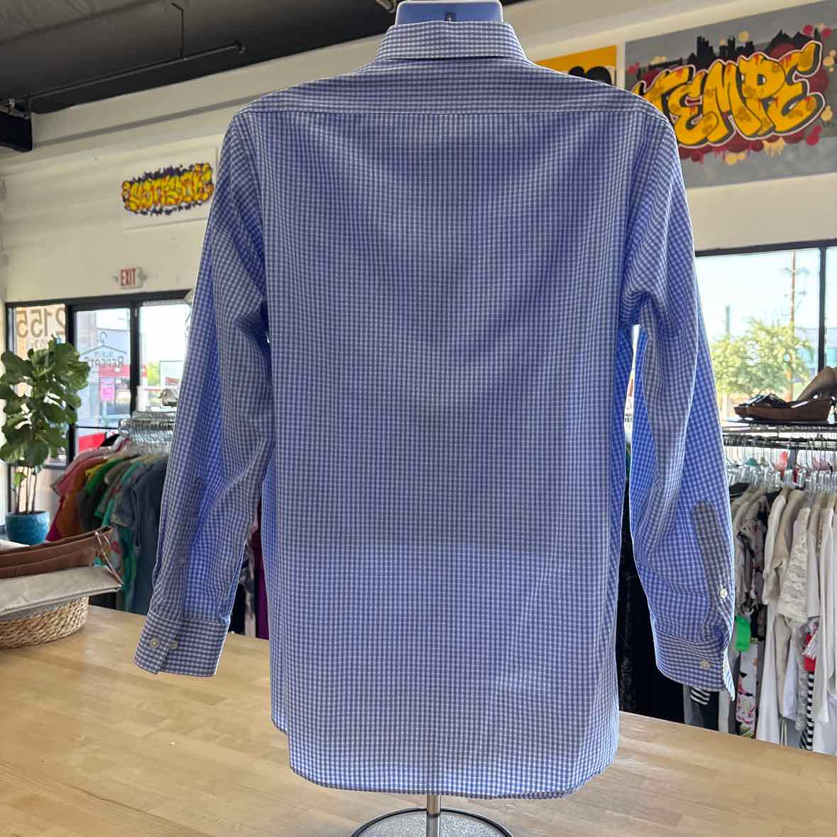 Van Huesen Size M Blue Preloved MENS Button Down Shirt