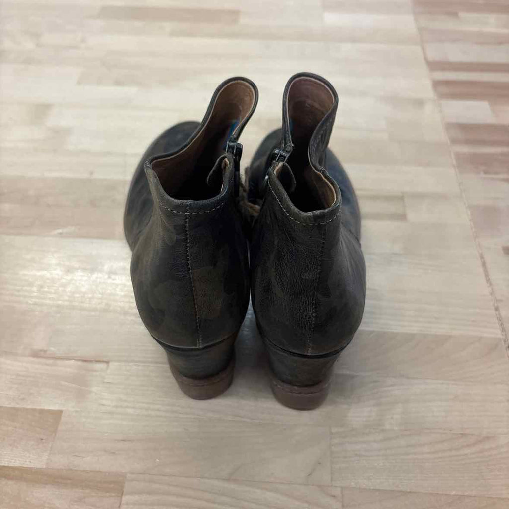 Sofft Size 10 Camo Boots