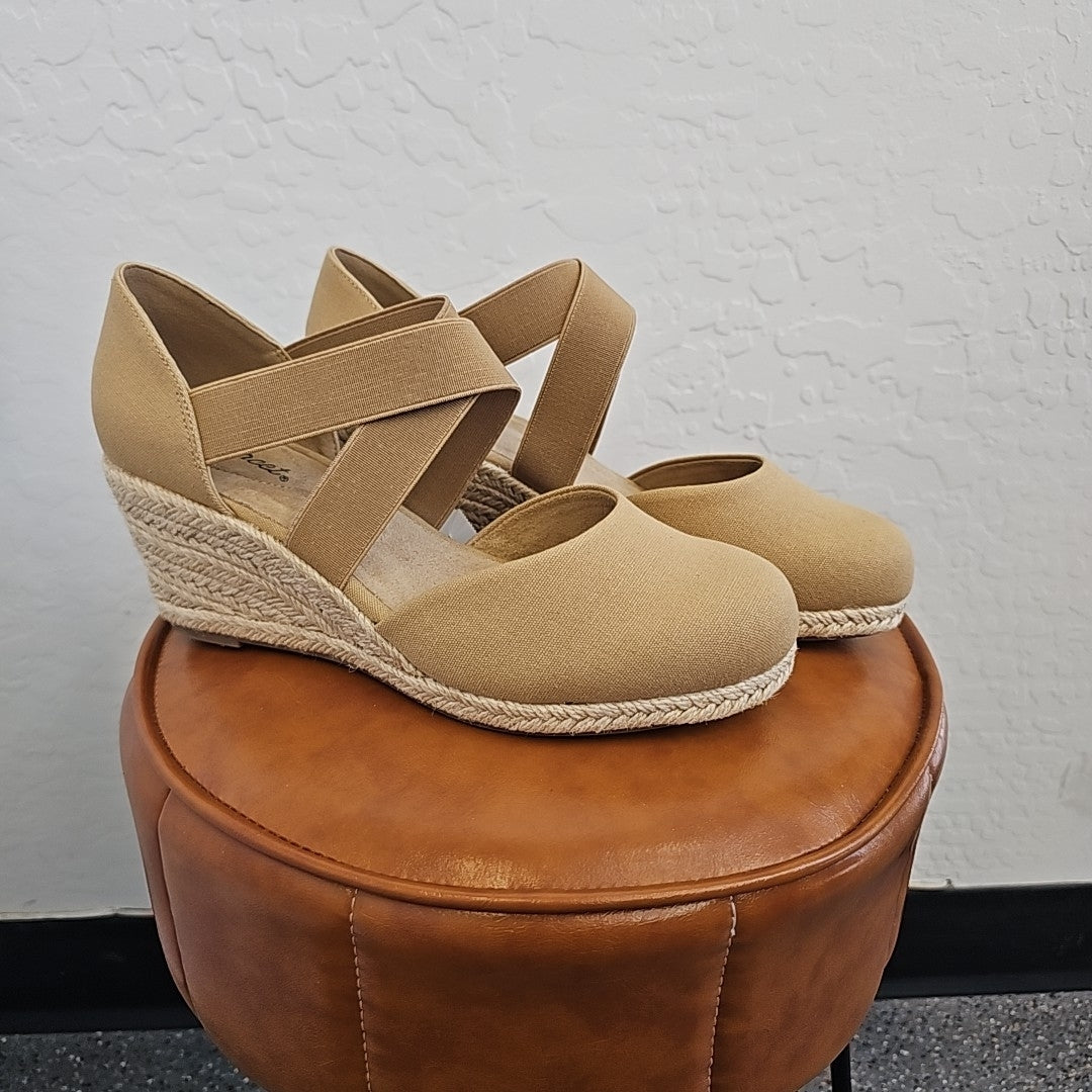 Easy Street Shoe Size 7.5 Tan Heels