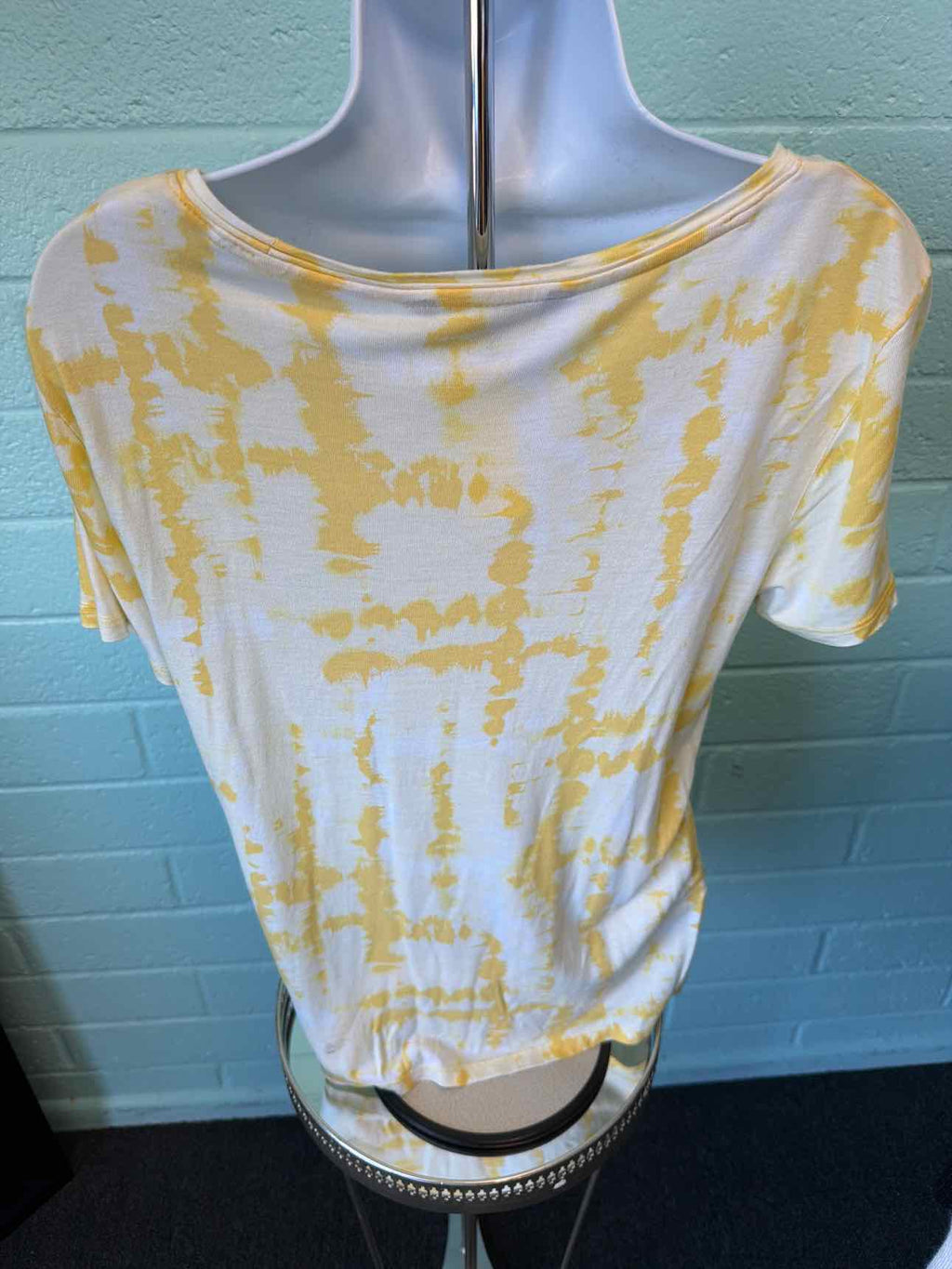 Vera Wang Size M Yellow Print T-shirt