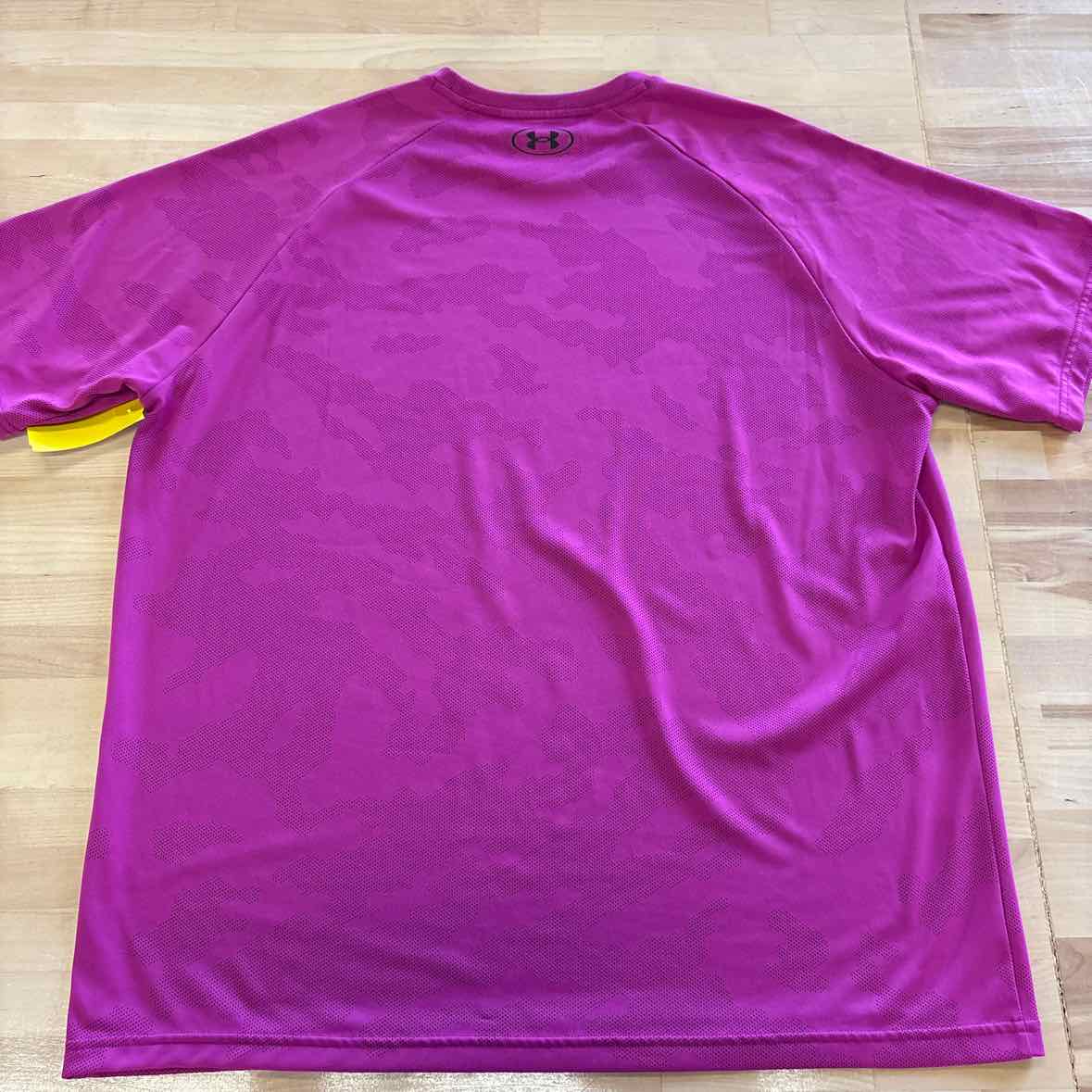 Under Armour Size XL Pink T-shirt