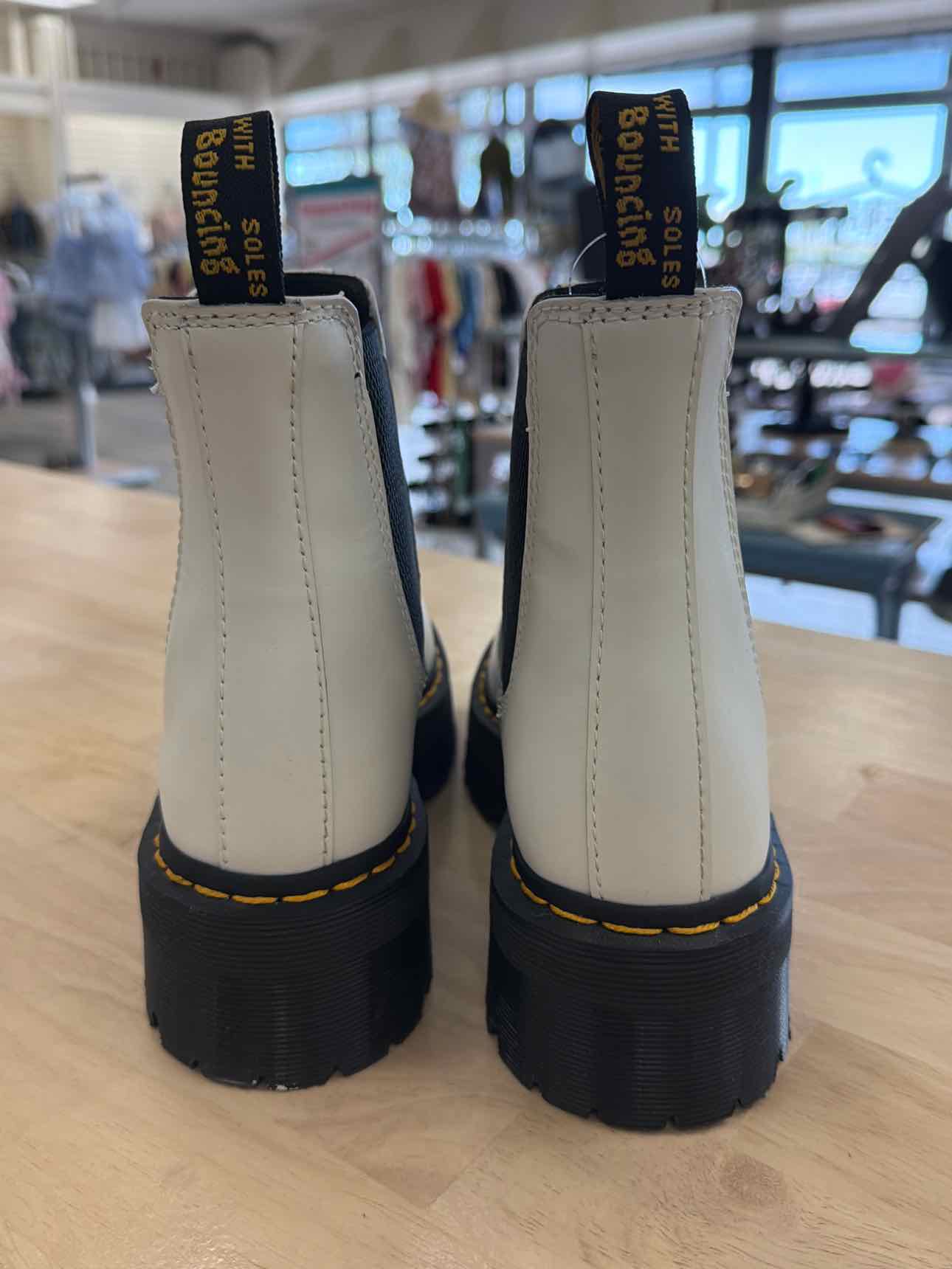 Dr Martens Size 7 Cream Leather Preloved Sandals