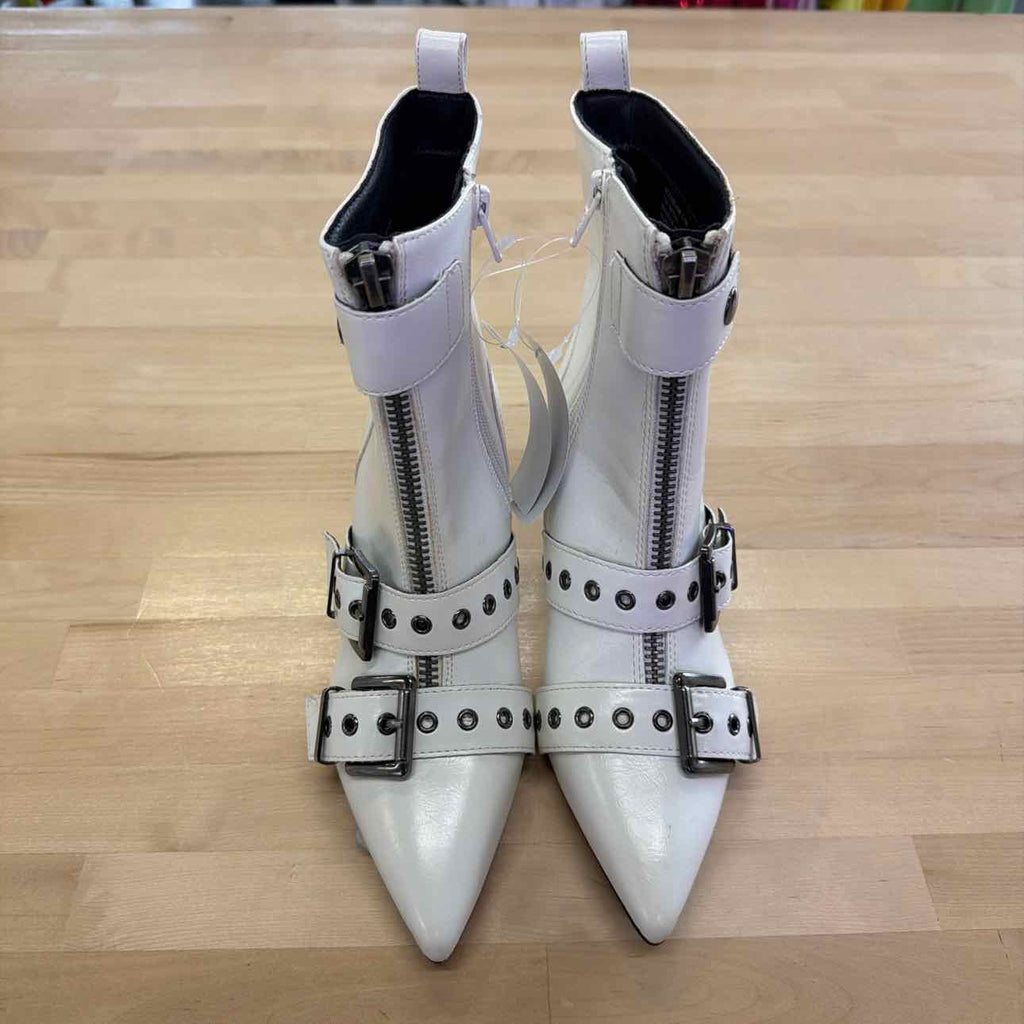 wild pair Size 5.5 White Bootie