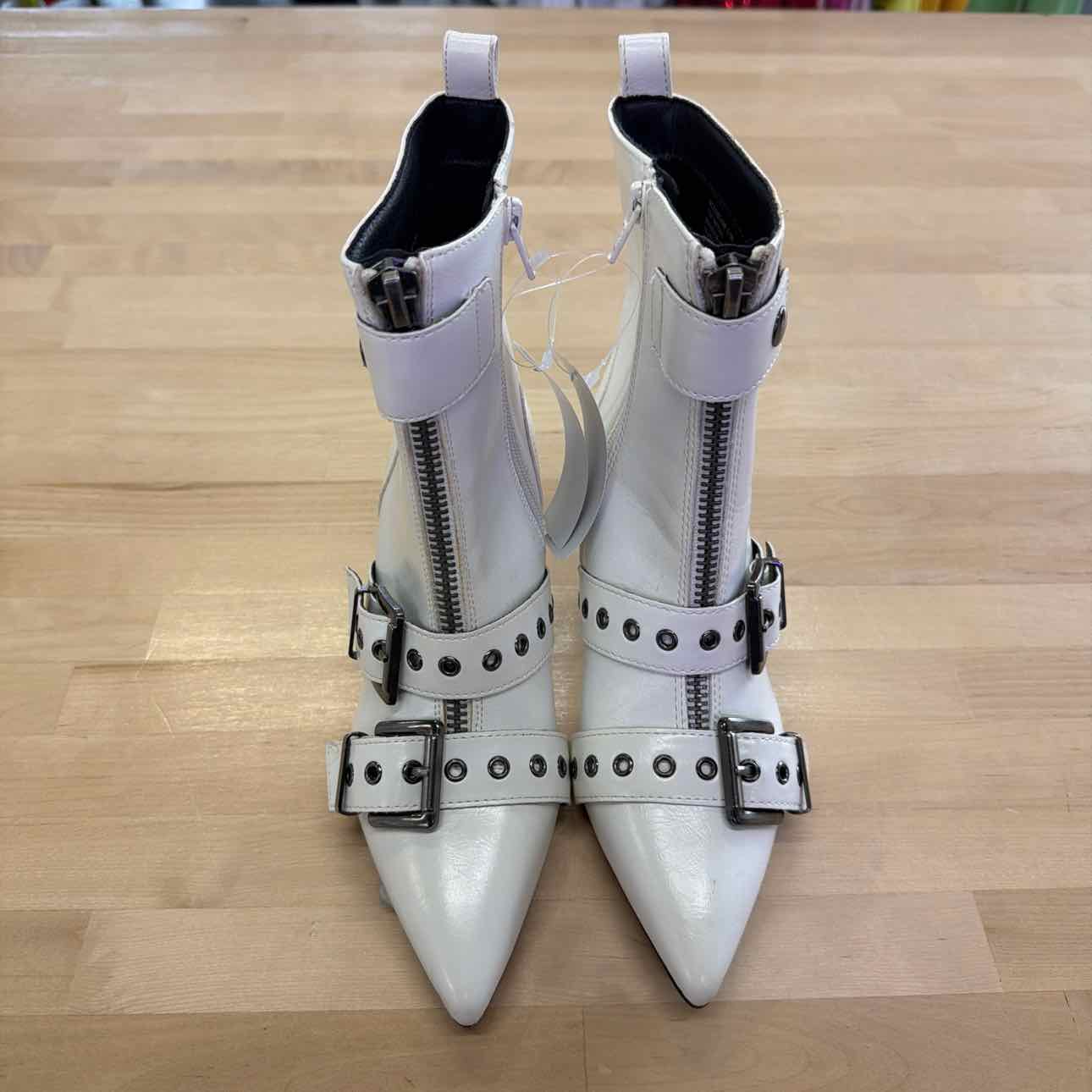 wild pair Size 5.5 White Bootie