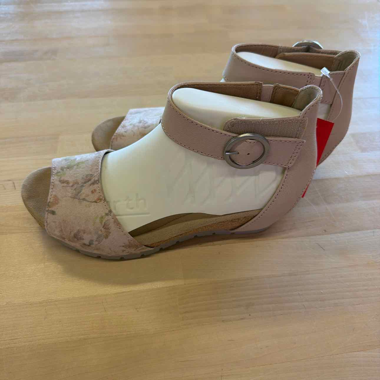 Earth Size 9.5 Pink Leather New Sandals