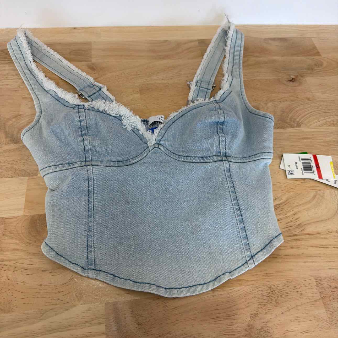 TINSELTOWN Size XS Fray-Trimmed Cropped Denim Corset-Style Top - Light Wash
