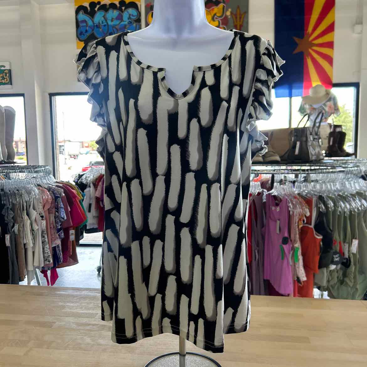 Loveudear Size M Black White Preloved Blouse SS