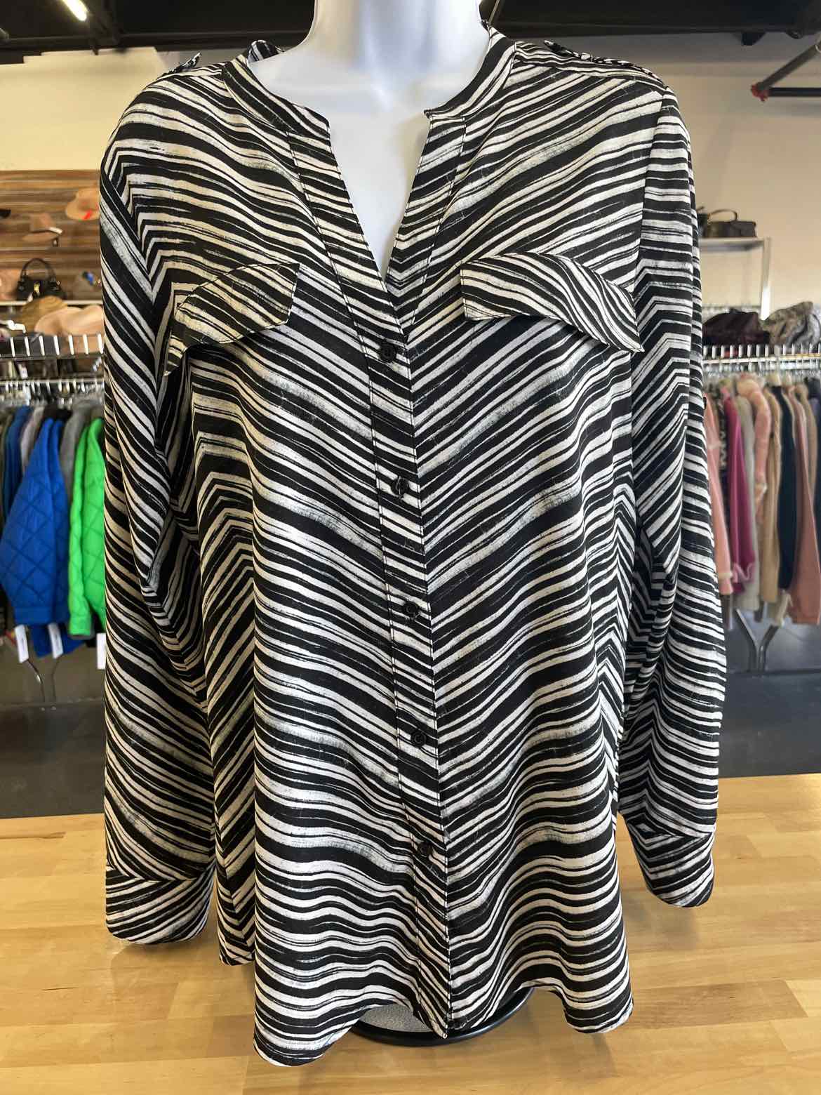 Calvin Klein Size M Black White Button Down Shirt