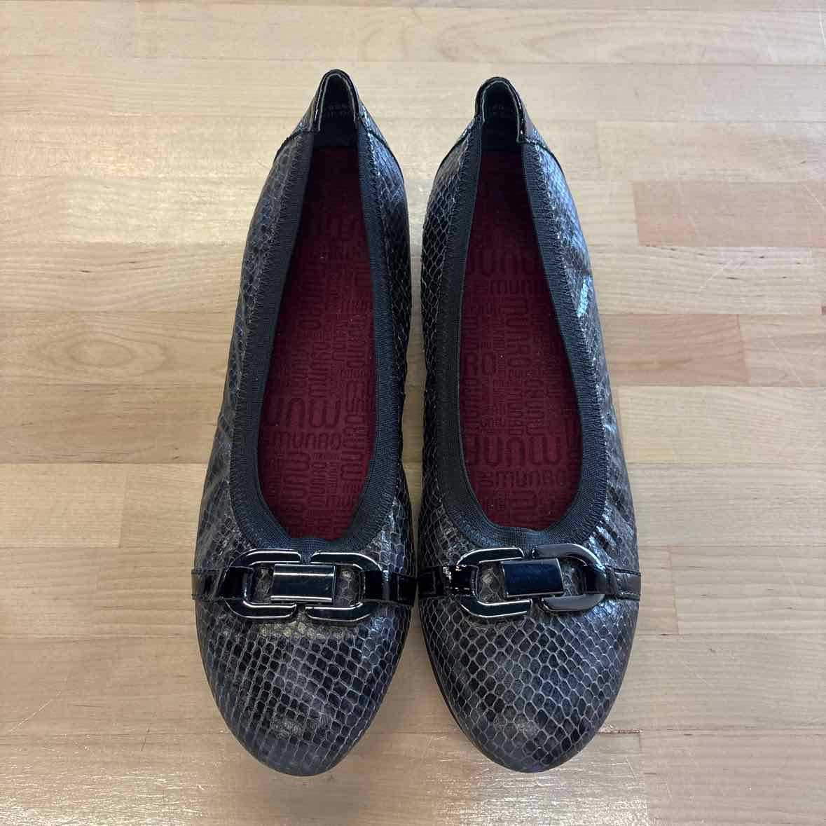 Munro Size 10 Black Flats