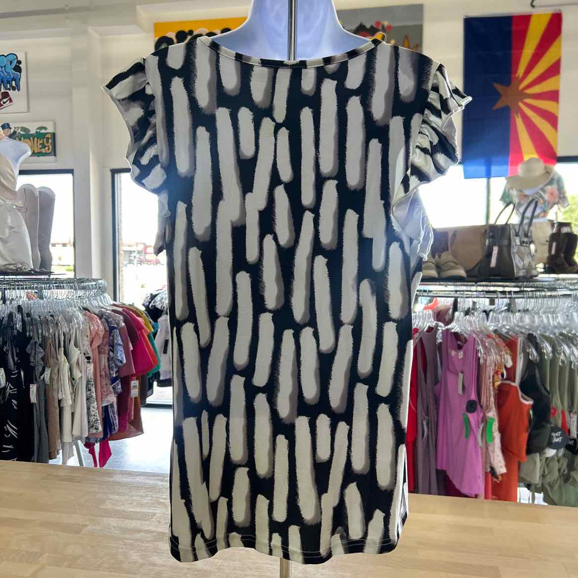 Loveudear Size M Black White Preloved Blouse SS
