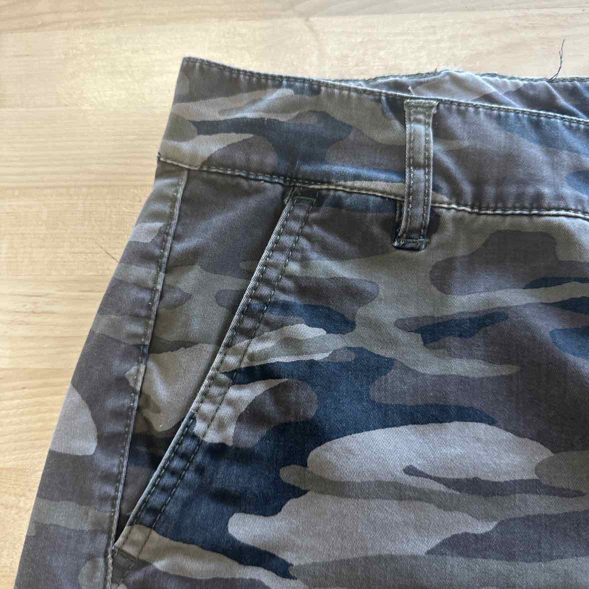 Express Size 6 Camo Shorts