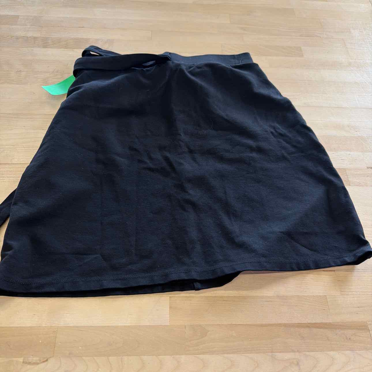Gilli Size M Black Rayon Preloved Skirt