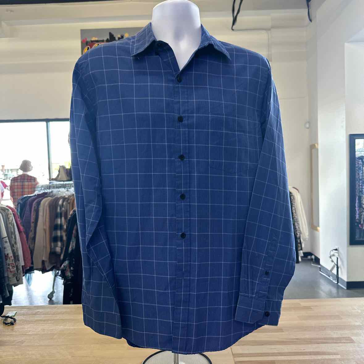 Van Huesen Size M Blue MENS Button Down Shirt