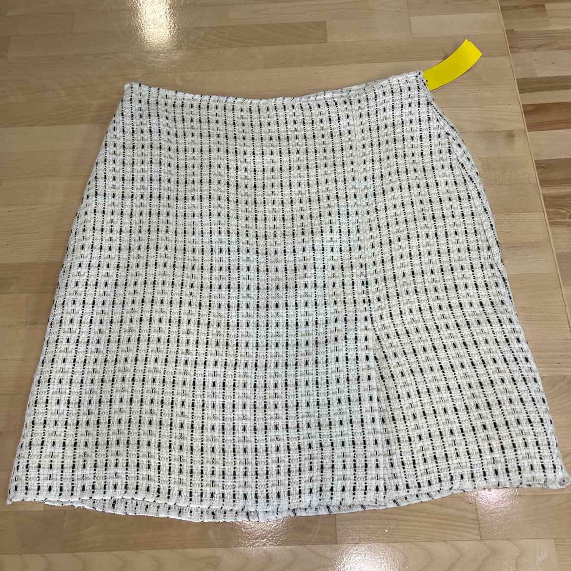White House Black Market Size 4 White Preloved Skirt