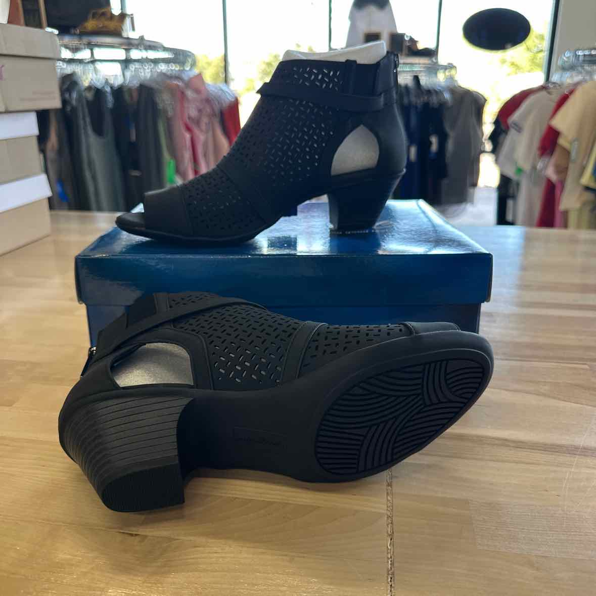 Easy Street Shoe Size 9 Black Bootie