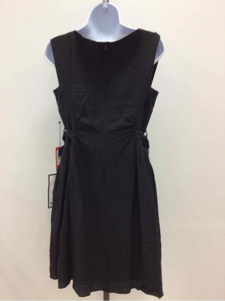 Vince Camuto Size 4 Crepe Sleeveless Fit & Flare Dress - Black