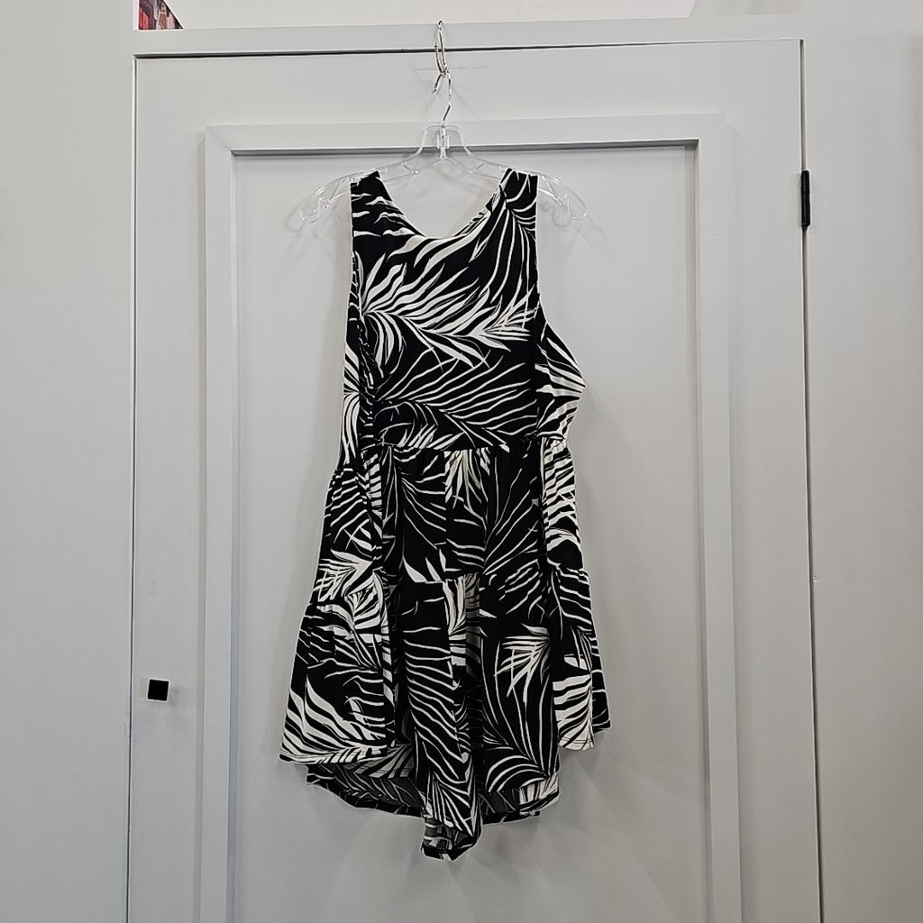 Torrid Size 1X BLACK & WHITE Preloved Romper