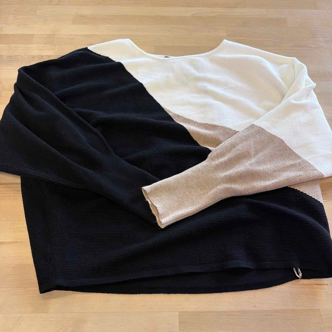 Tahari Size XL Black White New Sweater