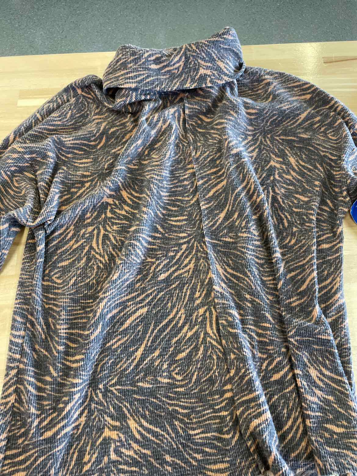 Vince Camuto Size L Brown Long Sleeve