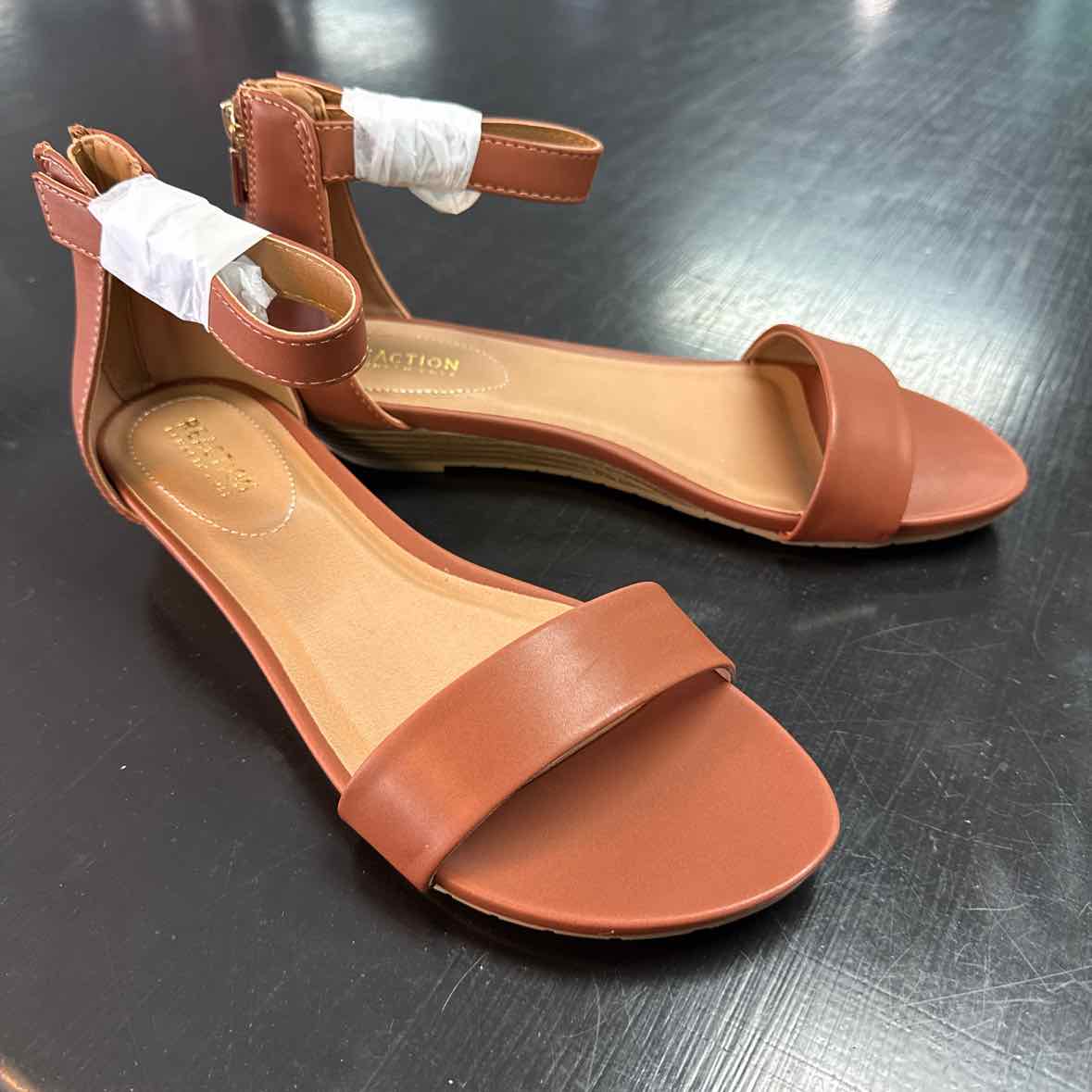Kenneth Cole Reaction Shoe Size 10 Great Viber Sandals - Tan