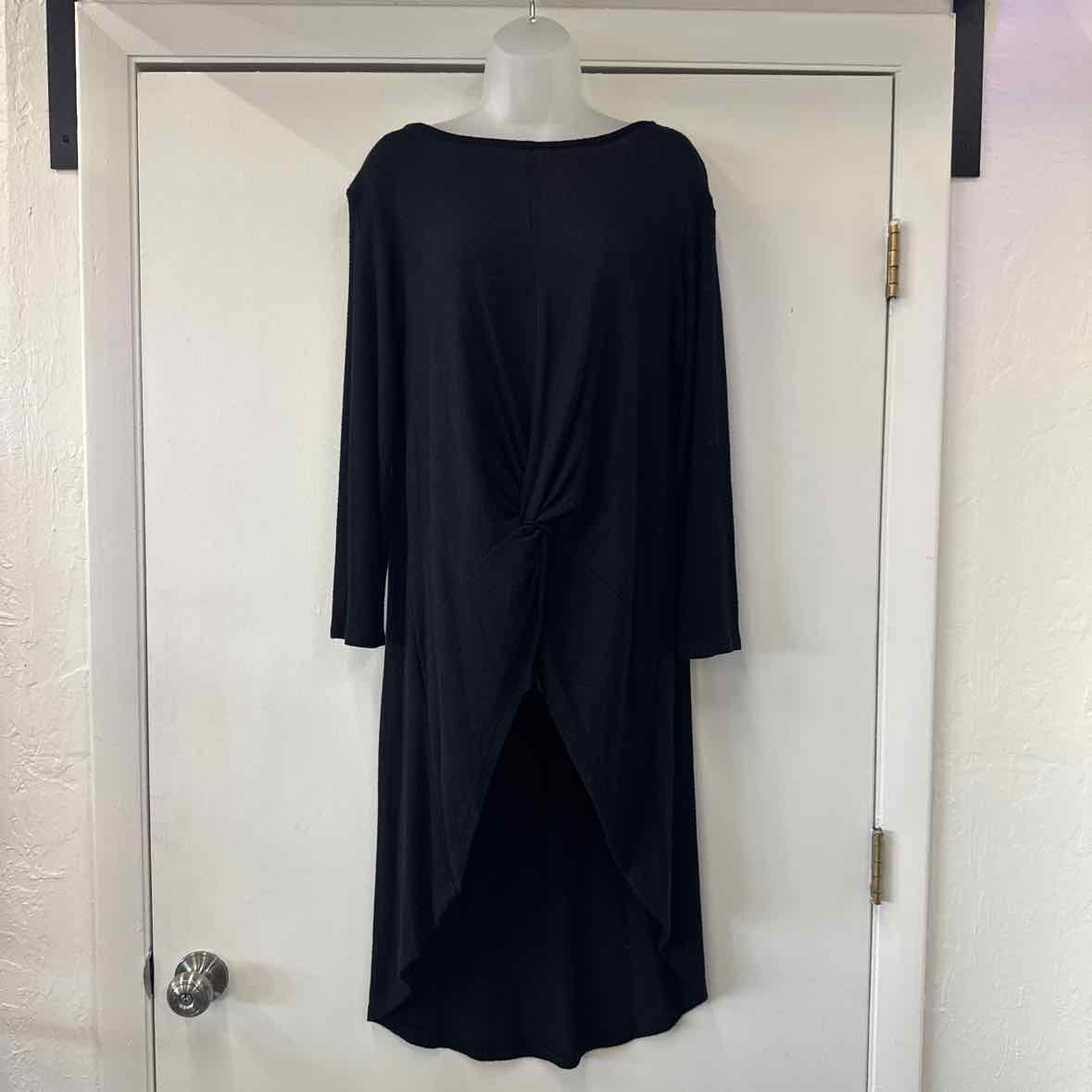 Emerald Size M Black Long Sleeve