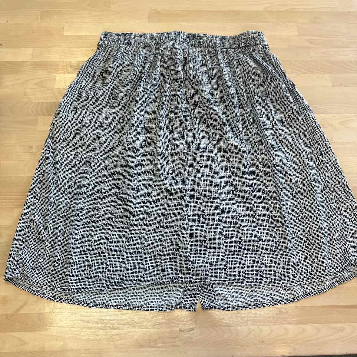 Simply Styled Size XLP BLACK & WHITE Skirt