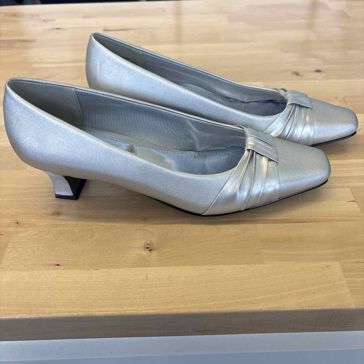Easy Street Shoe Size 9 Silver Heels