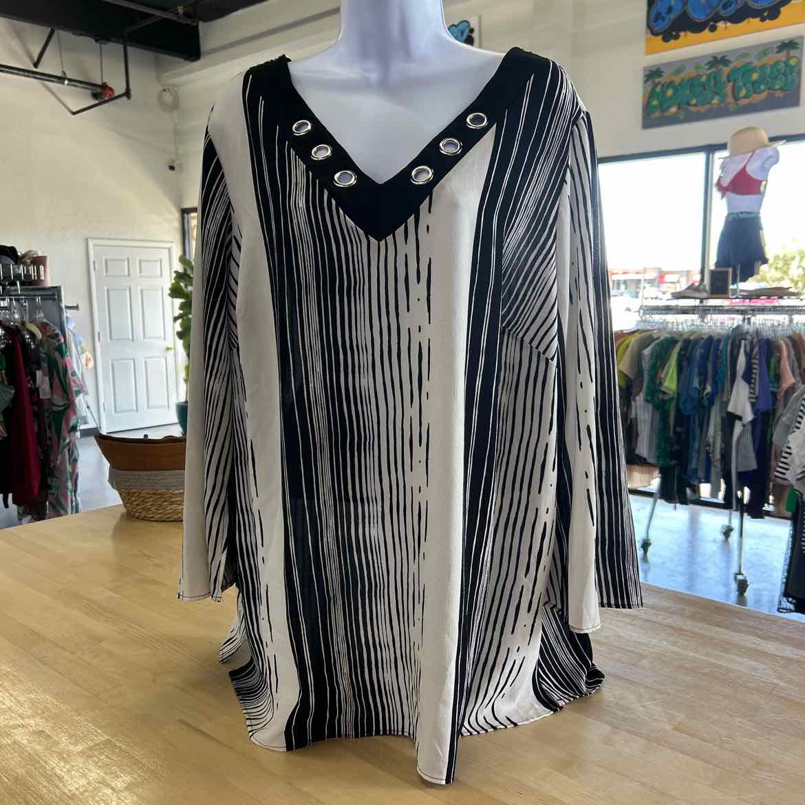 Avenue Size 18/20 Black/White Preloved Blouse LS