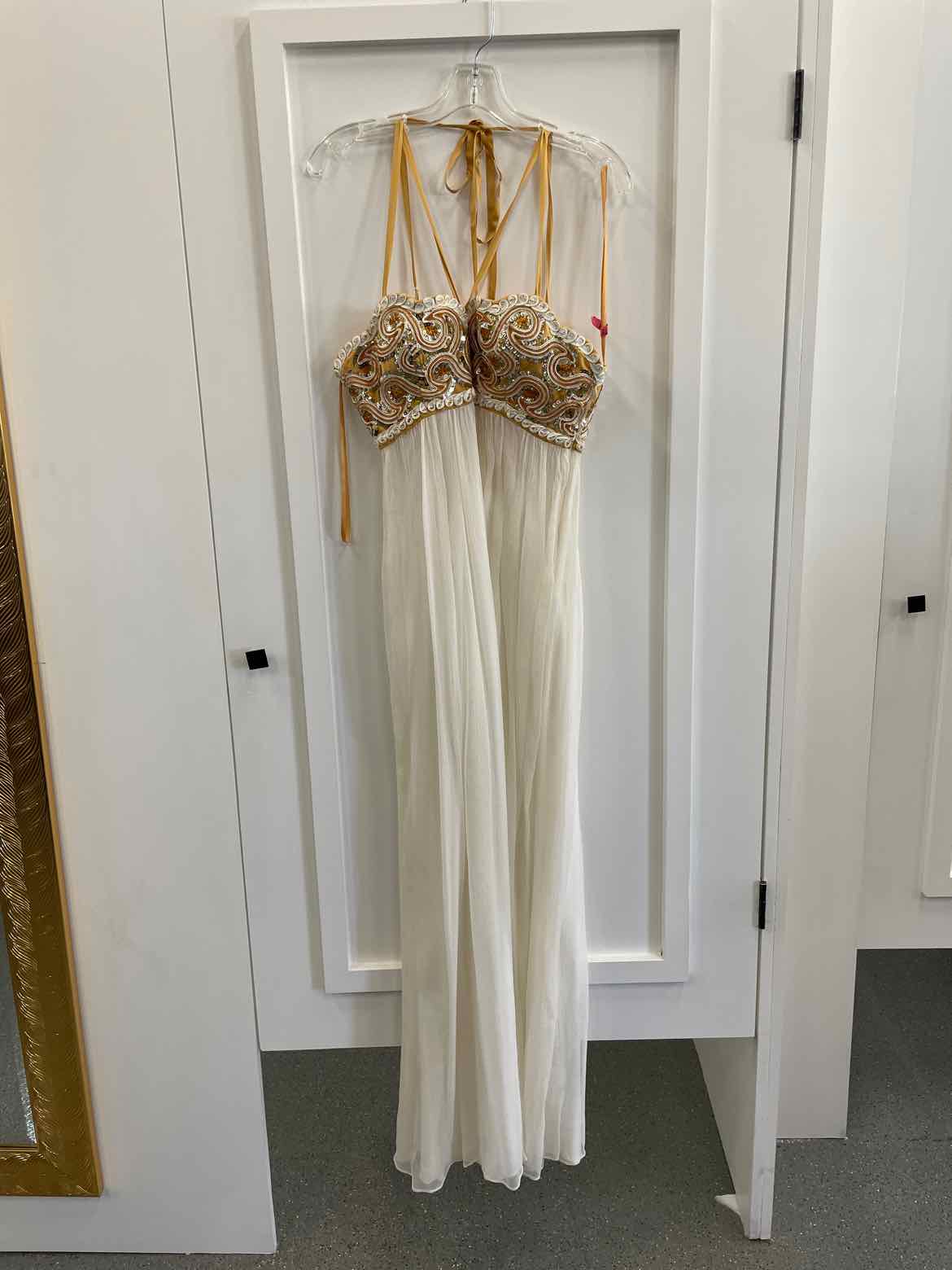 Nina Austin Size M White & Gold Dress