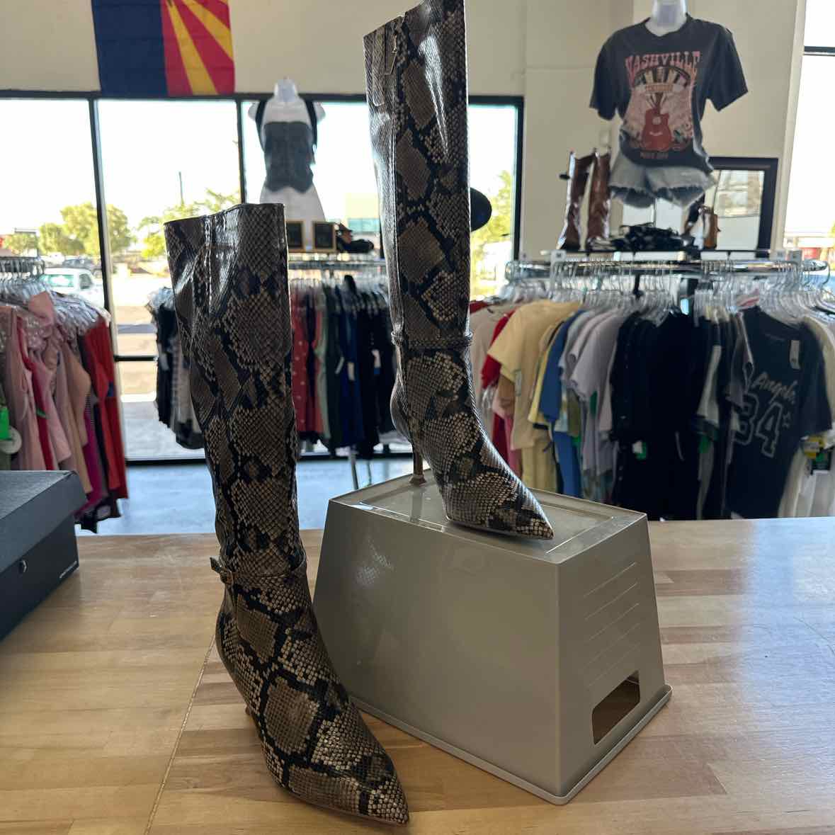 Kenneth Cole Shoe Size 8 Utah Pointed Toe Knee High Boots NWT