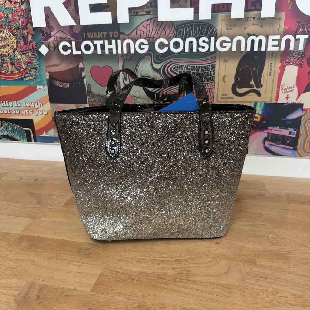 EY Botique Silver Patent Leather Preloved Handbag