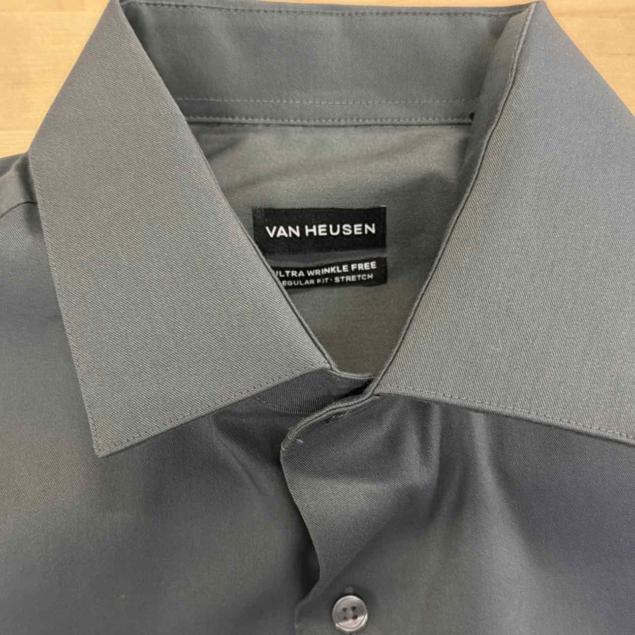 Van Huesen Size M Gray MENS Button Down Shirt
