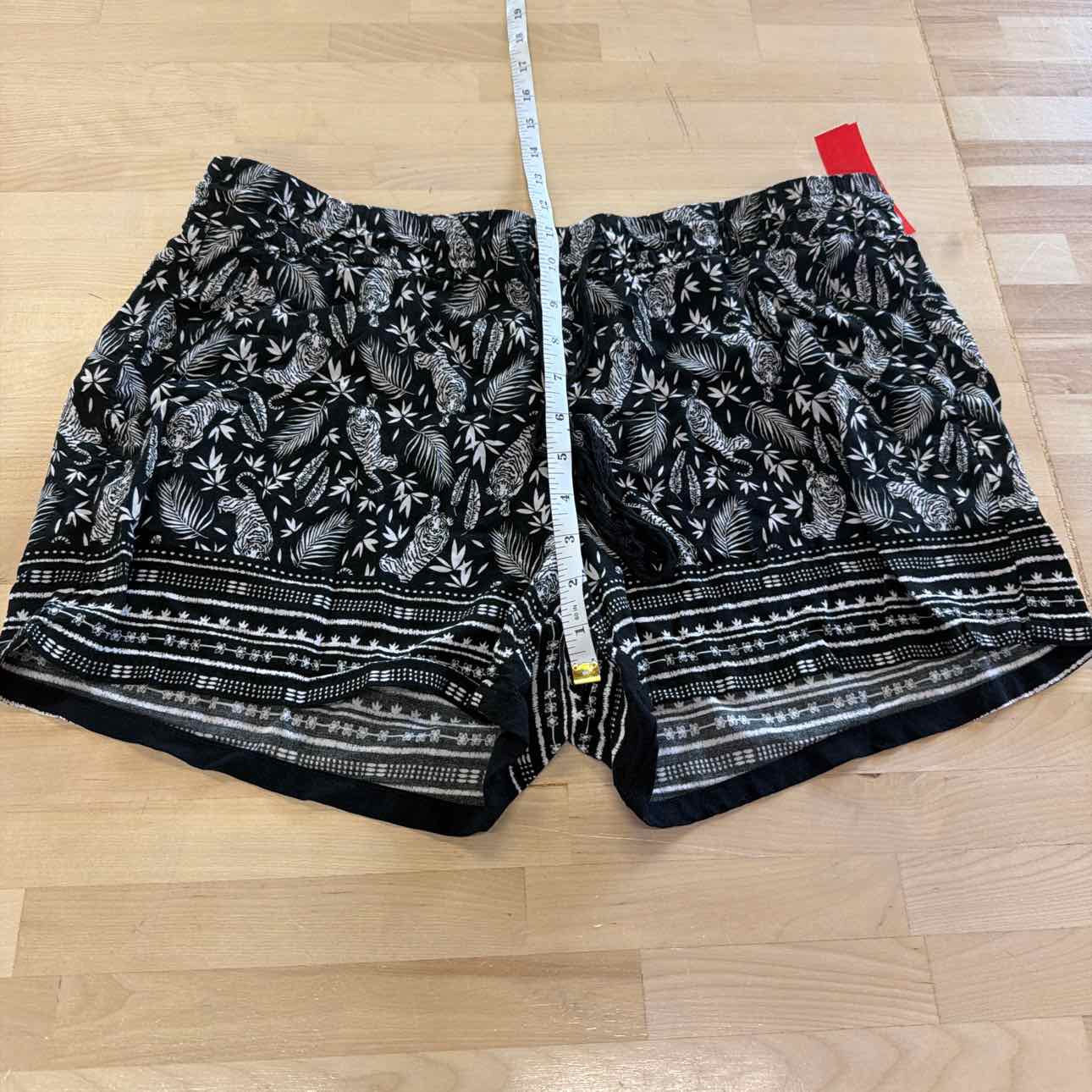 Old Navy Size L Black Preloved Shorts