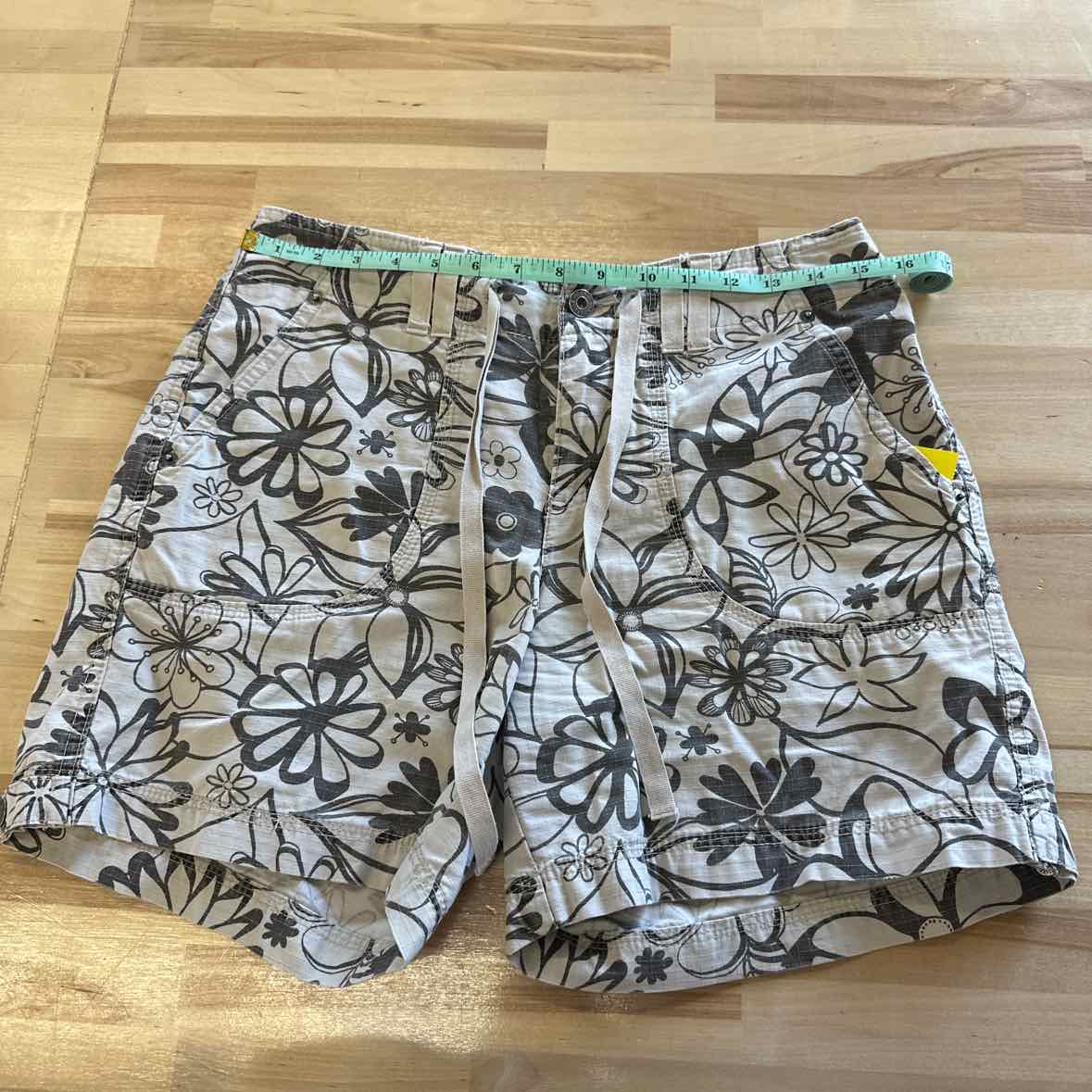 Gloria Vanderbilt Size 6 Gray Shorts