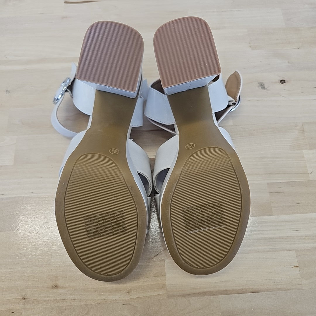 Journee Collection Shoe Size 8.5 White Heels