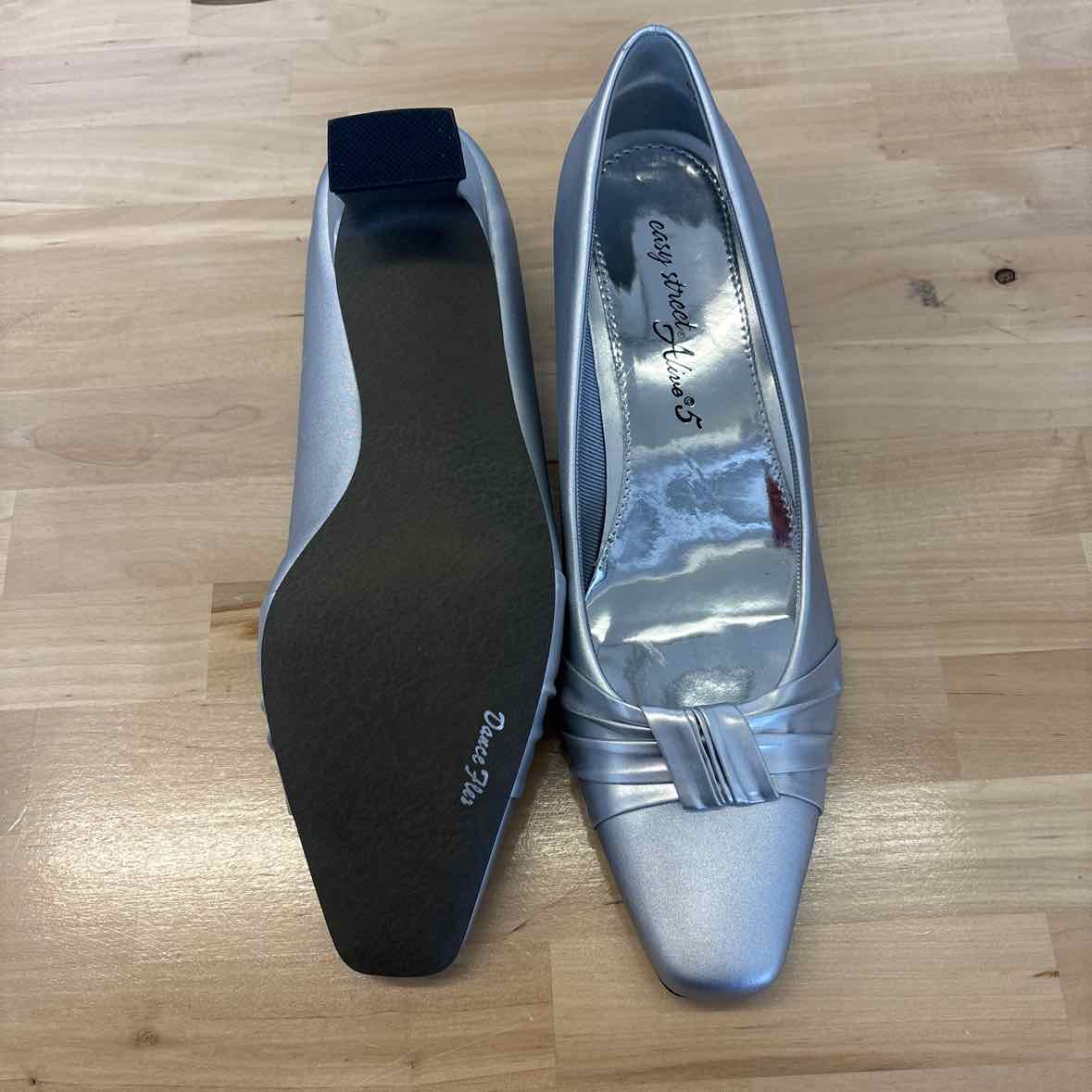 Easy Street Shoe Size 9 Silver Heels