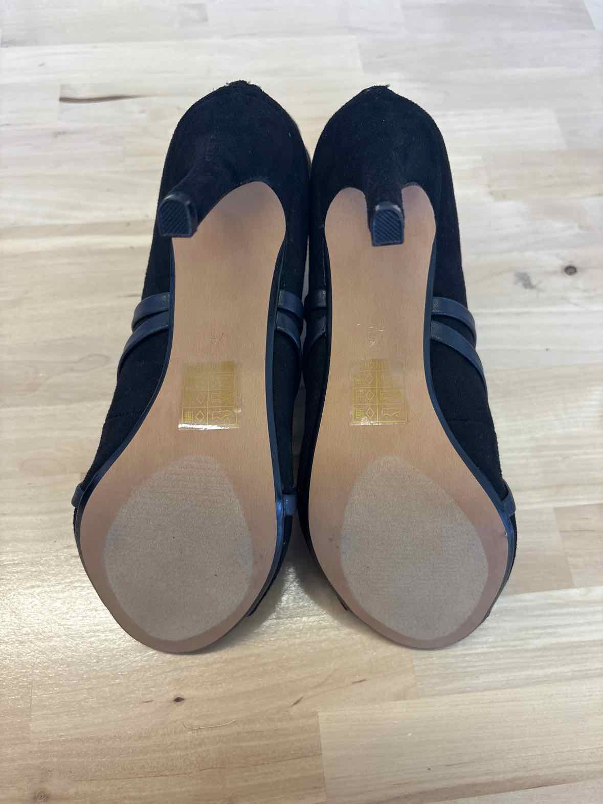 Journee Collection Shoe Size 8 Nude Heels