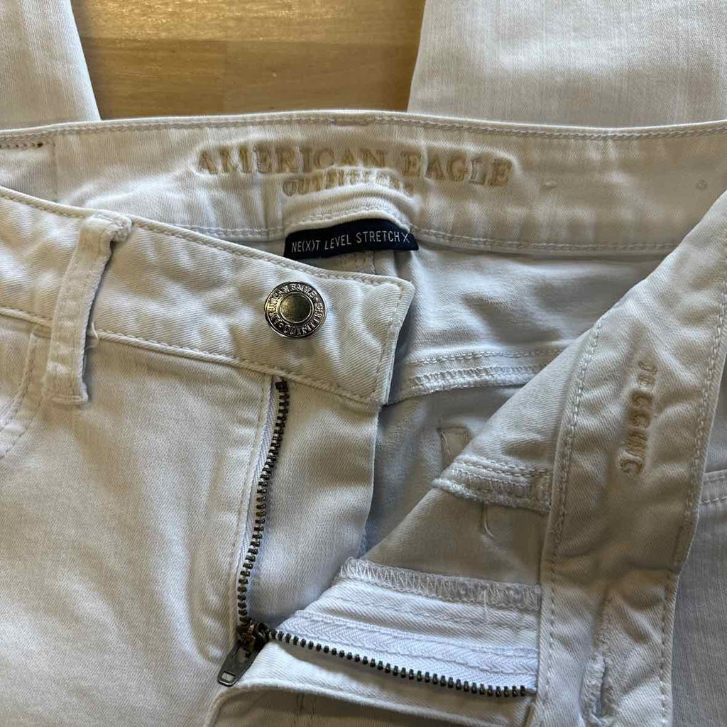 American Eagle Size 6 White Jeans