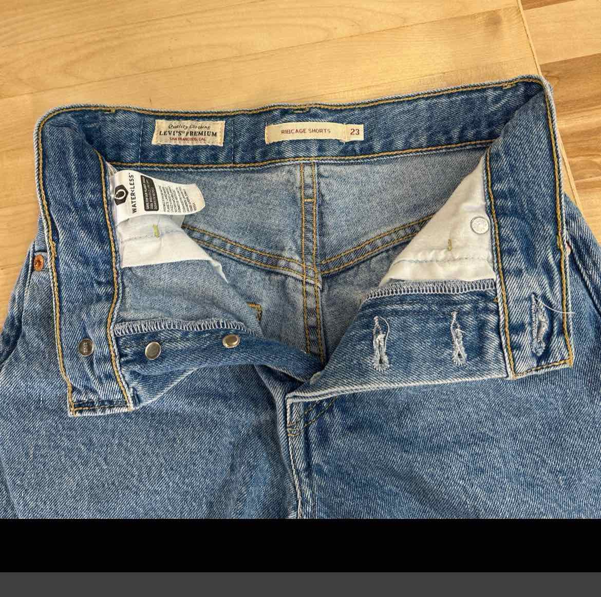 Levi's Women Size 23 Blue Denim Preloved Shorts