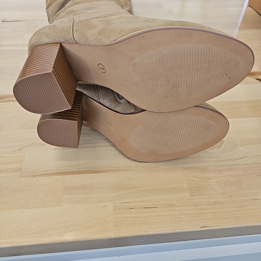 Journee Collection Shoe Size 7 Tan Heels