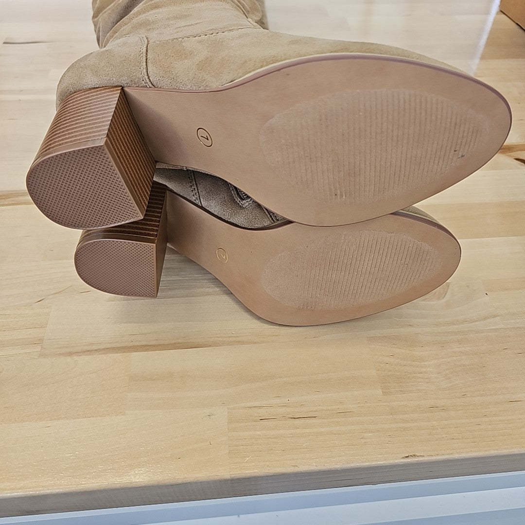 Journee Collection Shoe Size 7 Tan Heels