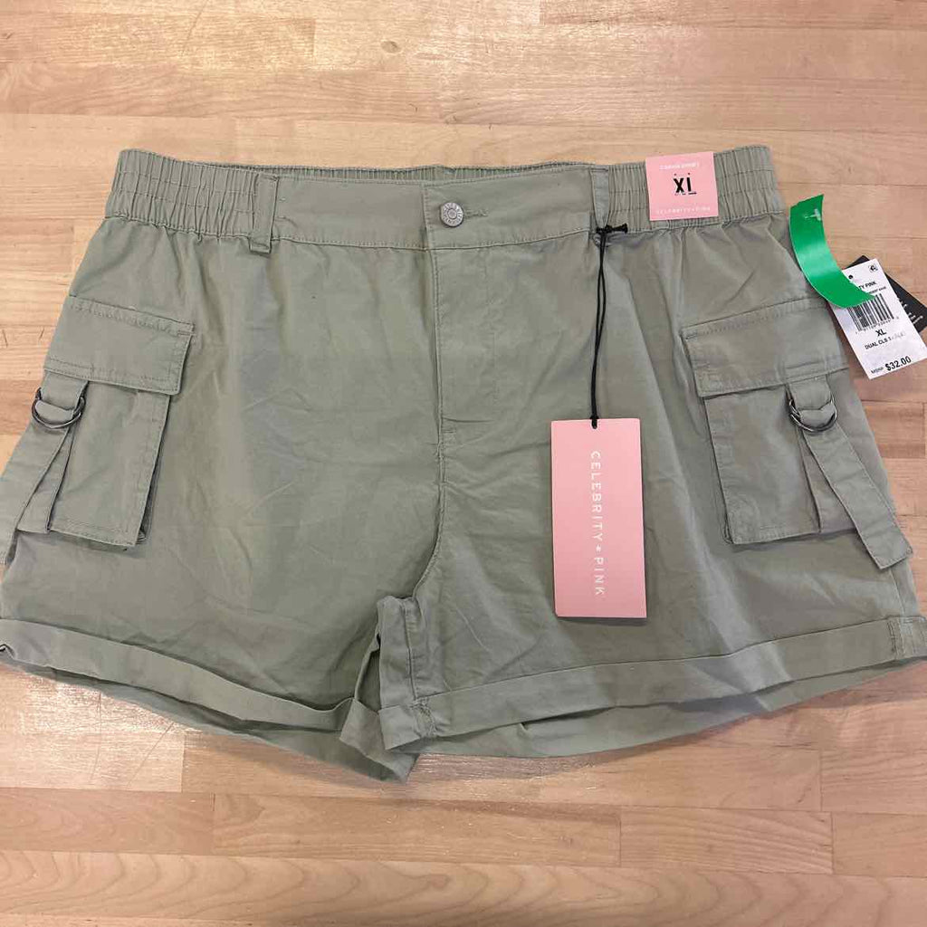 Celebrity pink Women Size XL Green New Shorts