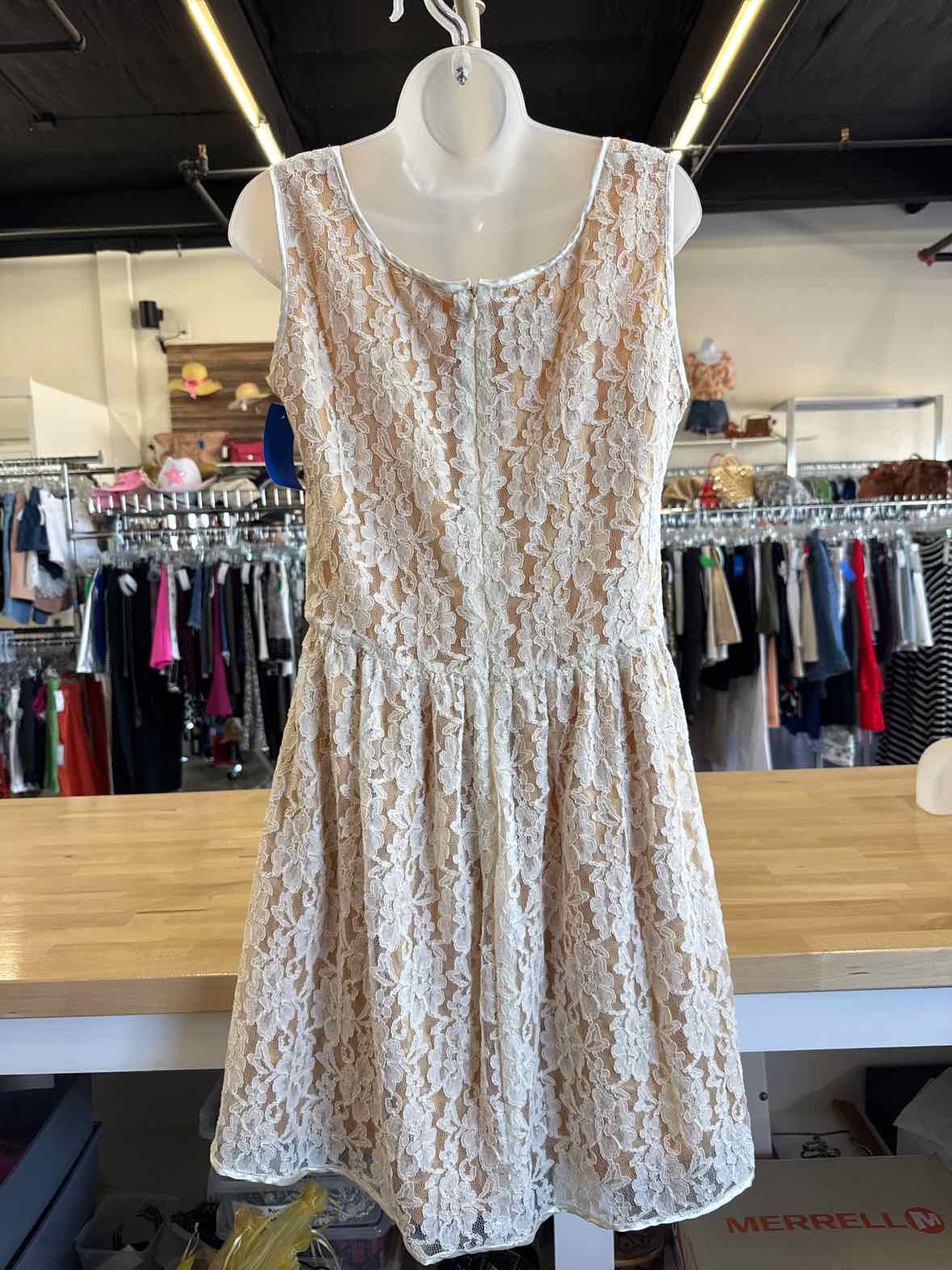 Shumaq Size L Gold Dress