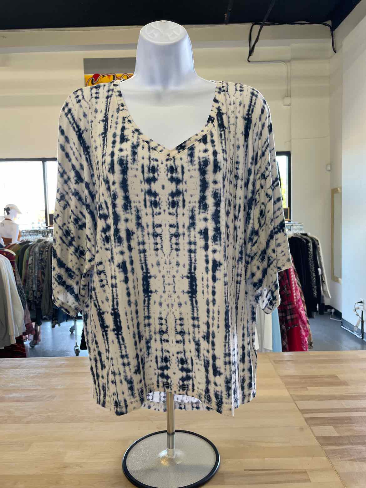 Tahari Size M White and Blue Blouse