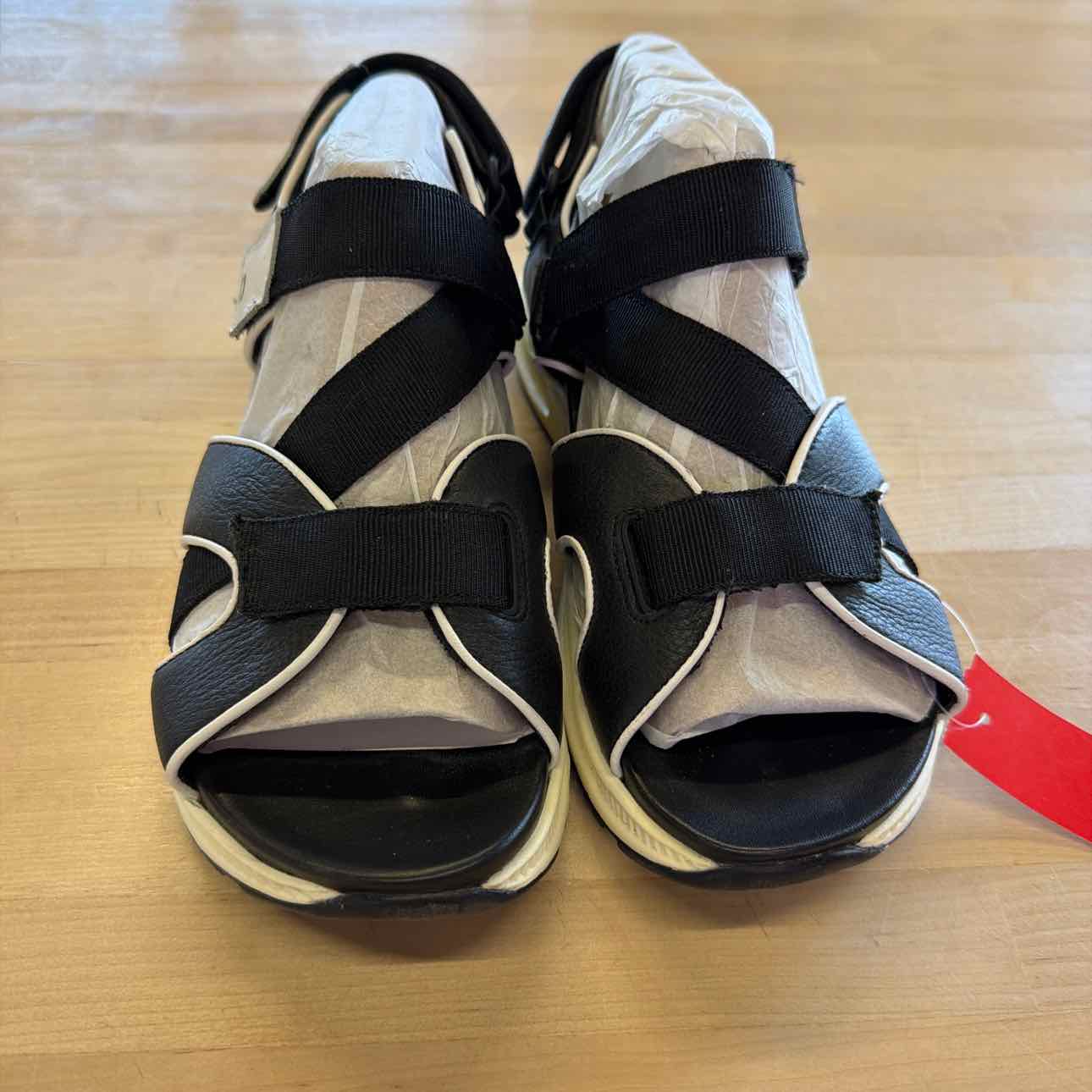 Earth Size 9.5 Black Preloved Sandals