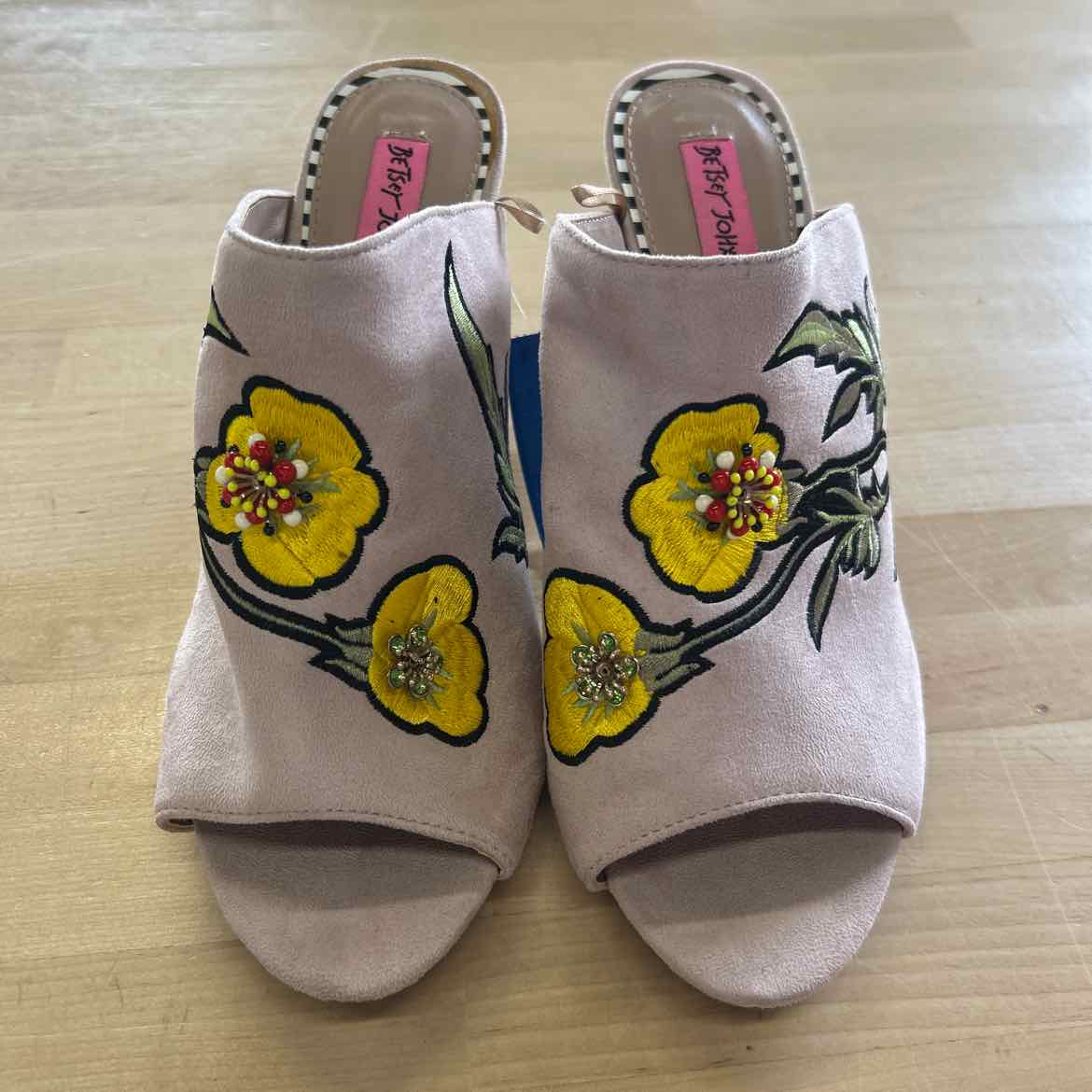 Betsey Johnson Size 9 Pink Preloved Mules