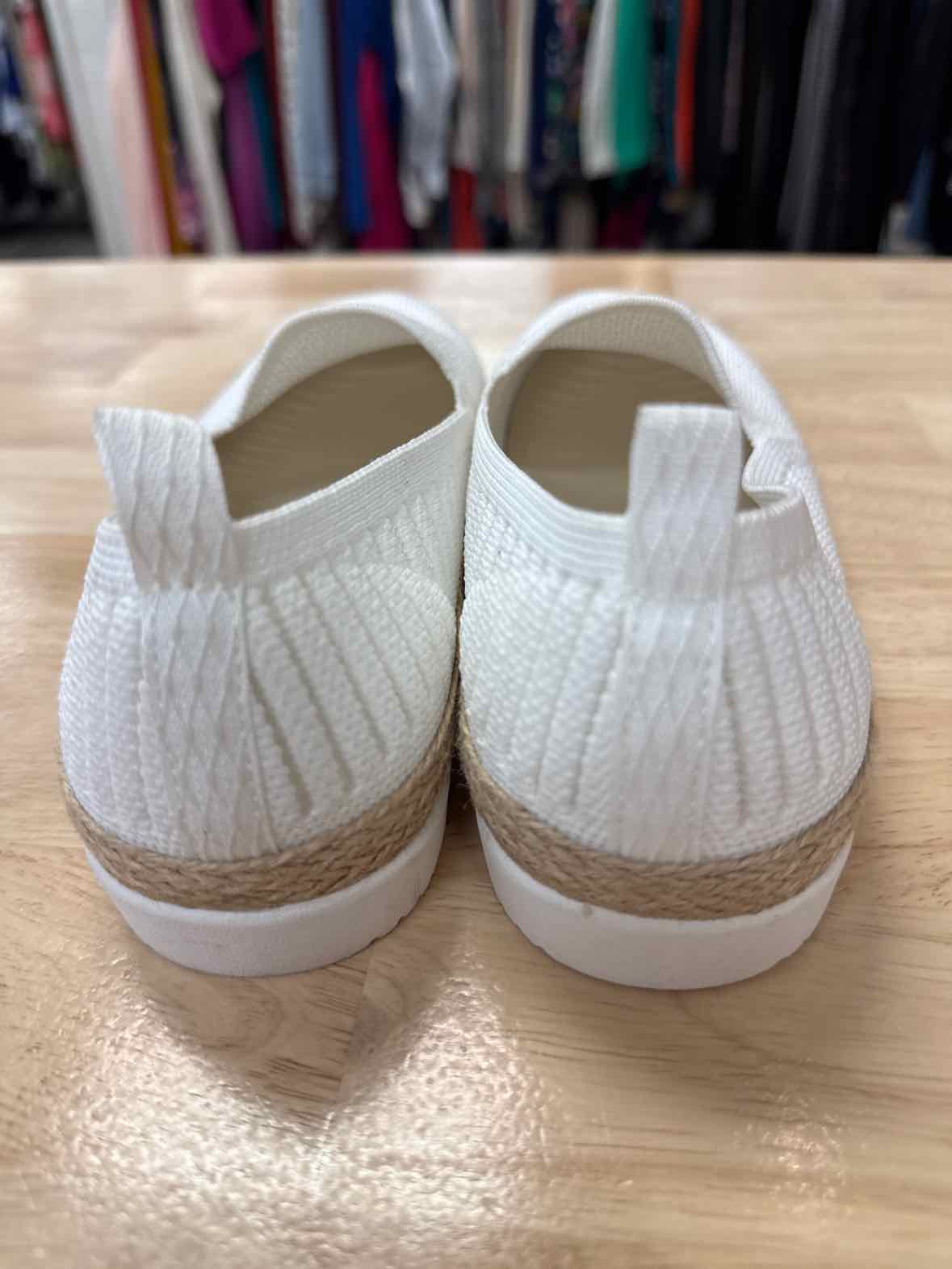 Bobs Size 6 White Preloved Flexadrille Slip On